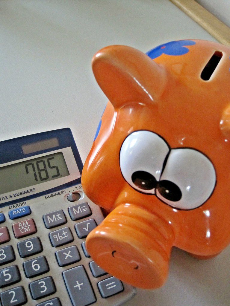 Tirelire et calculatrice, budget familial de rentree
