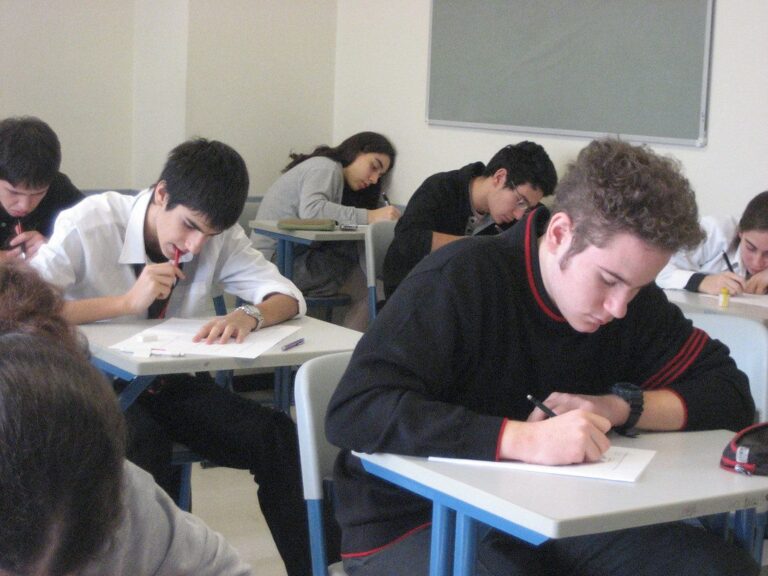 Des lyceens composent lors d une epreuve ecrite du baccalaureat
