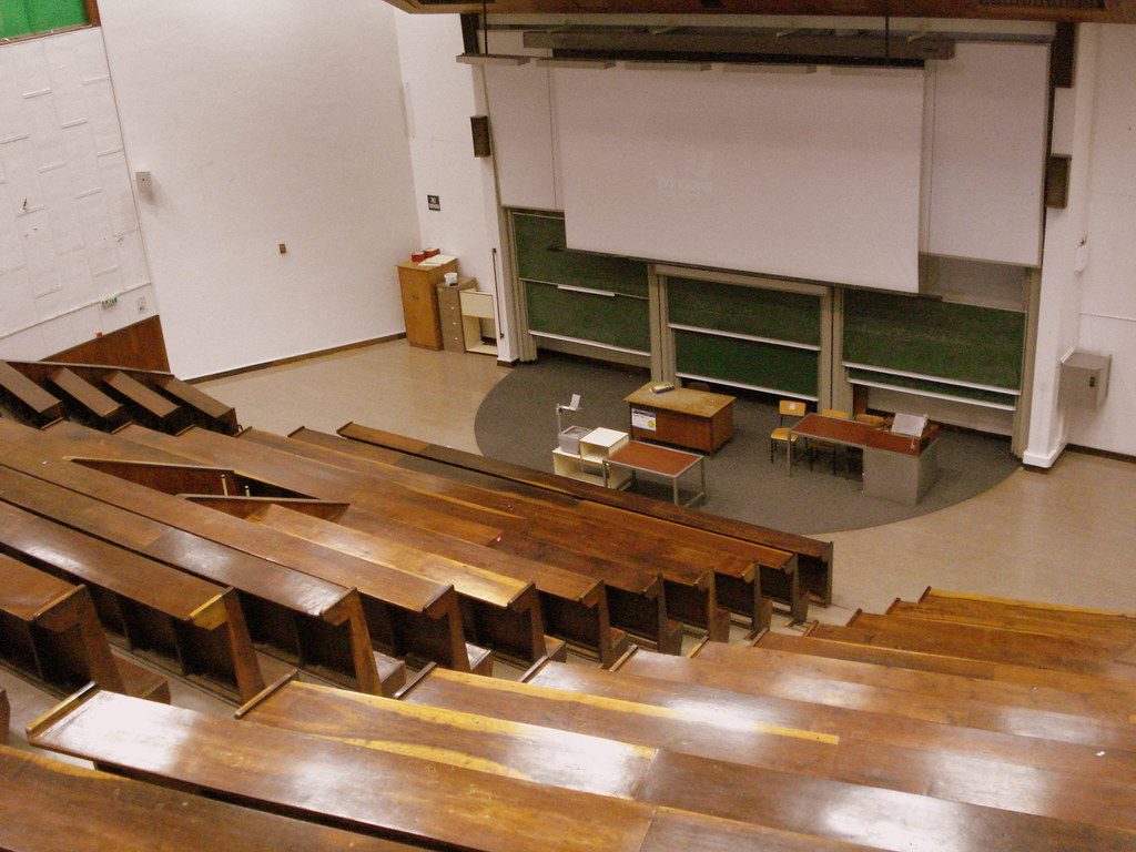 Amphithéâtre universitaire vide, symbole de l'entrée dans l'enseignement supérieur