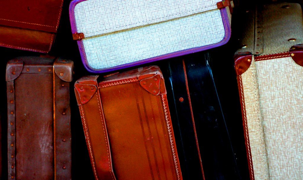 Valises et bagages posés sur un quai de gare