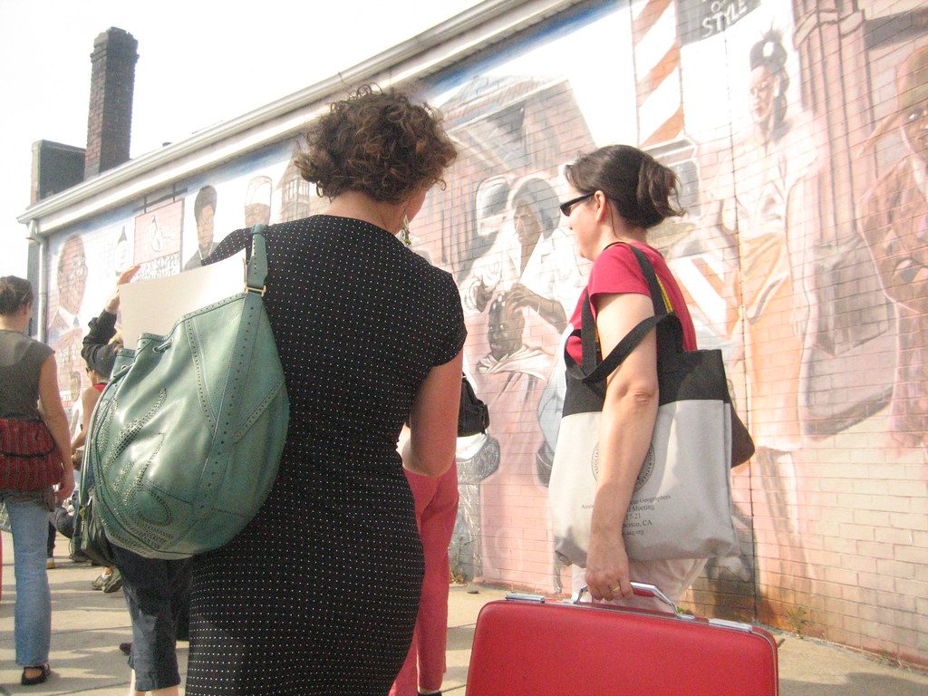 Une valise rouge posée sur un quai de gare avant le départ