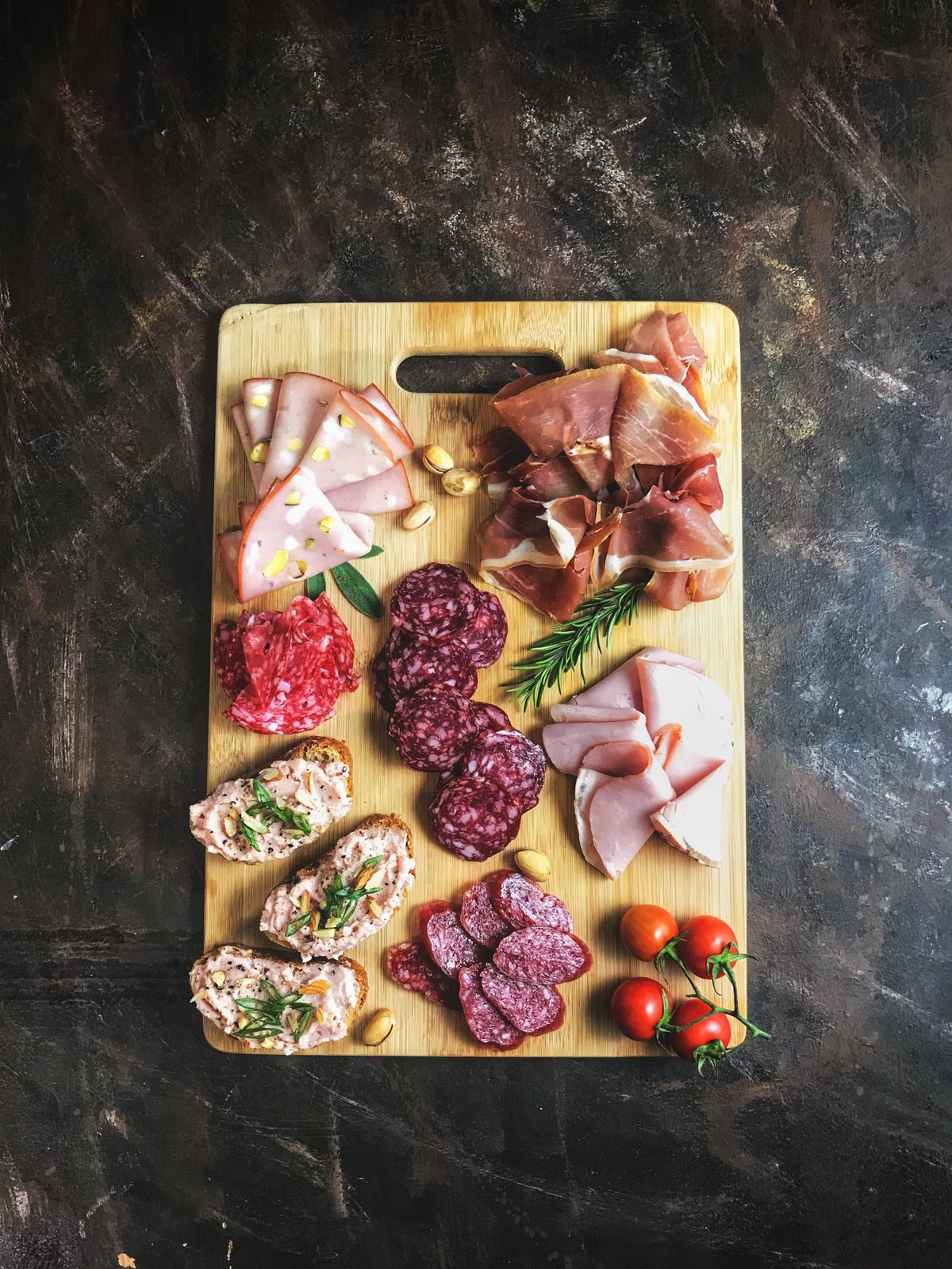 Plateau de charcuterie : jambon, saucisson, pate et jambon cru