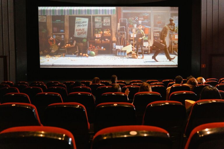 Salle de cinema avec un film d animation projete a l ecran devant les spectateurs