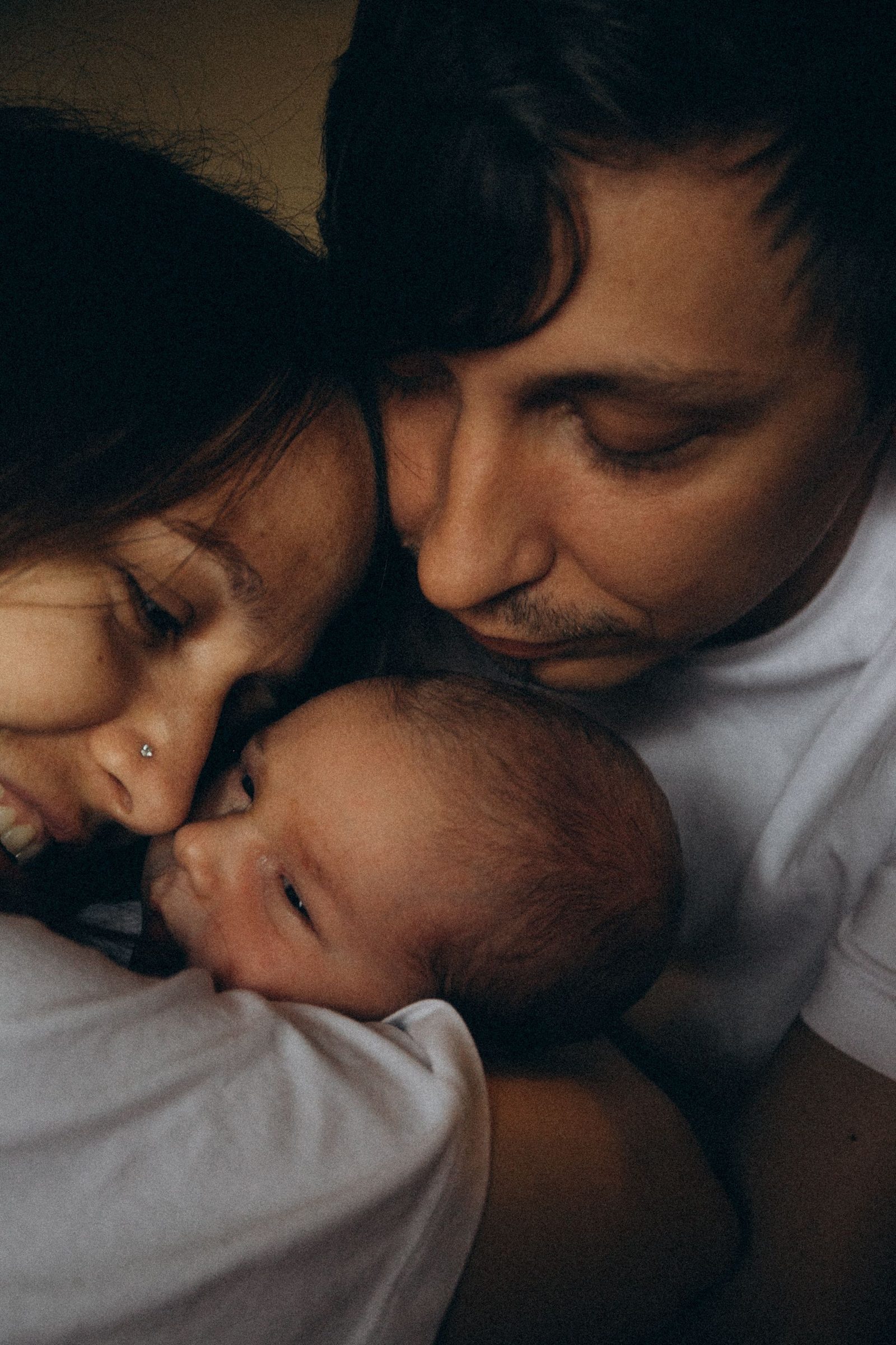 Un parent tient son nouveau-ne dans les bras