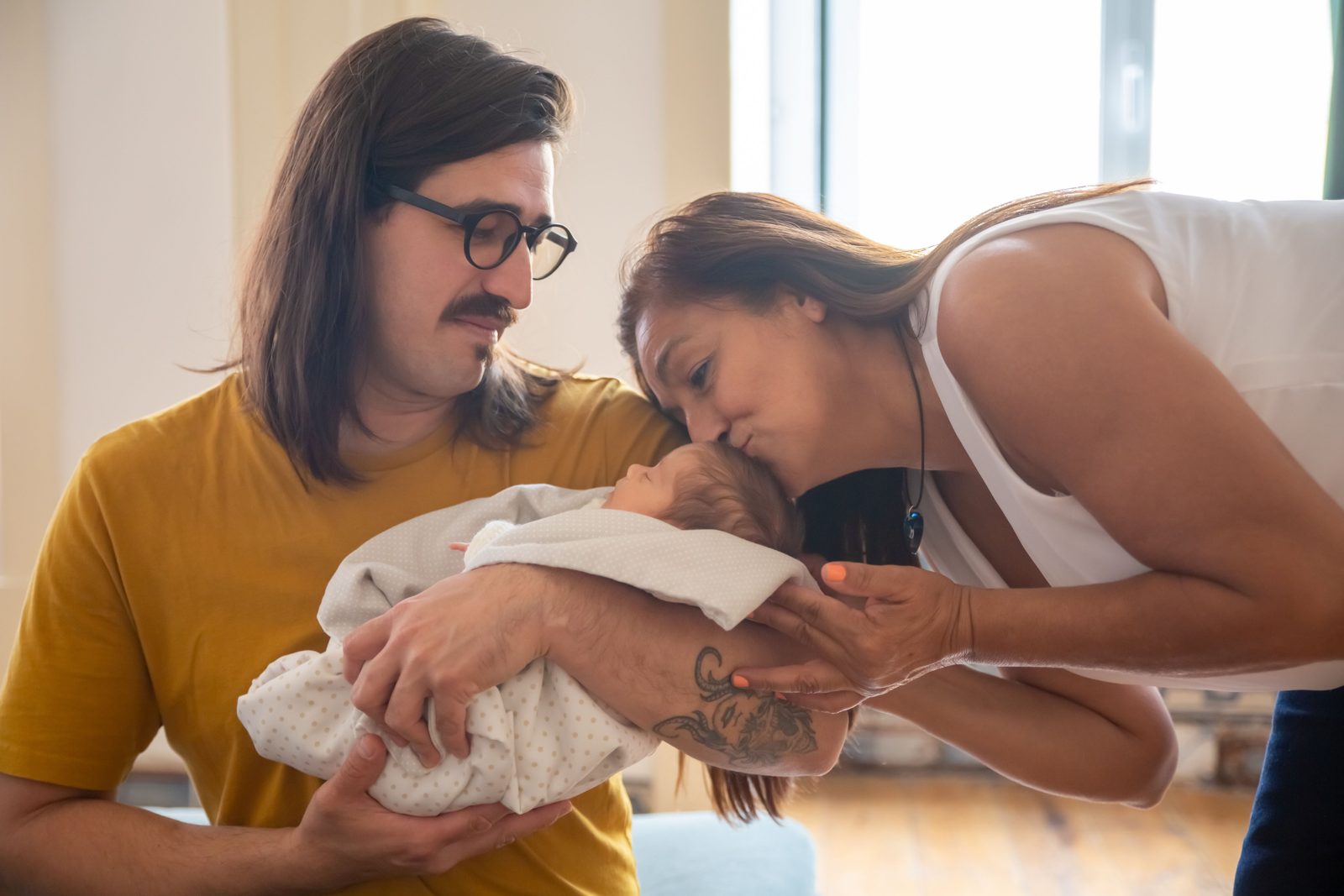 Jeunes parents avec leur bébé à la maison