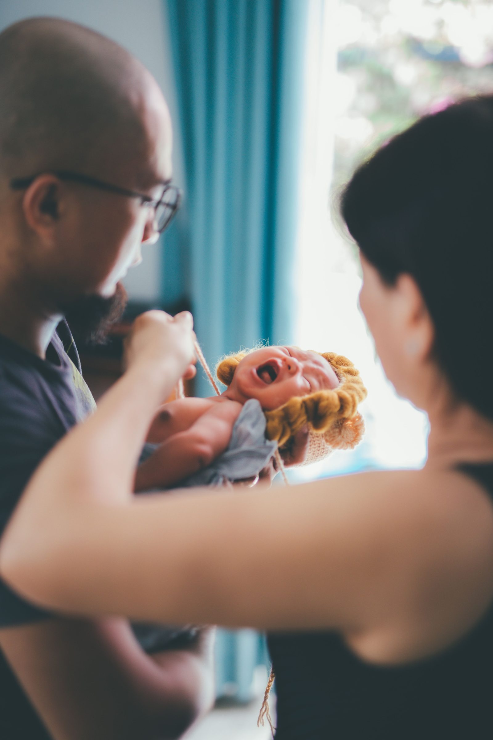 Parent prenant soin de son bebe a la maison