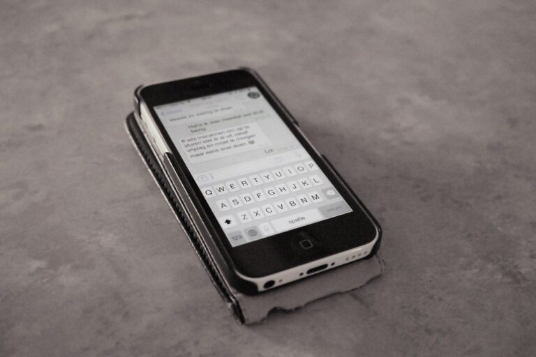 Personne tenant un smartphone lors d un appel telephonique