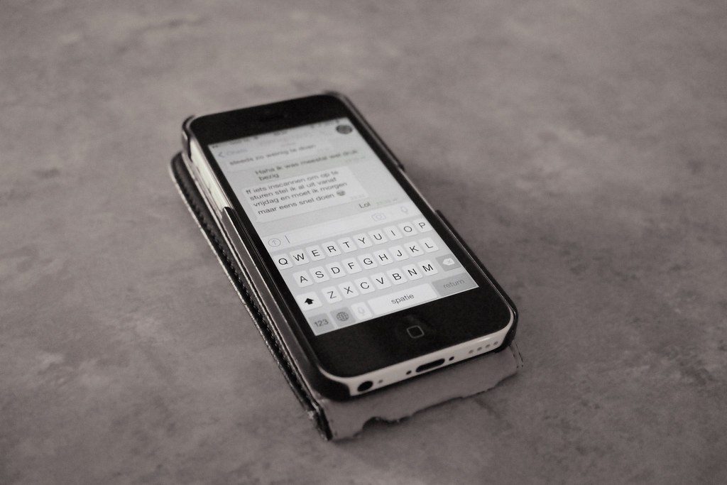 Personne tenant un smartphone lors d un appel telephonique