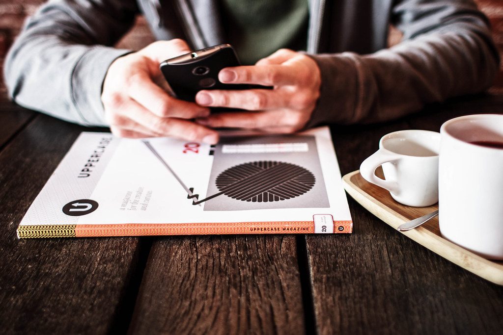 Mains utilisant un smartphone