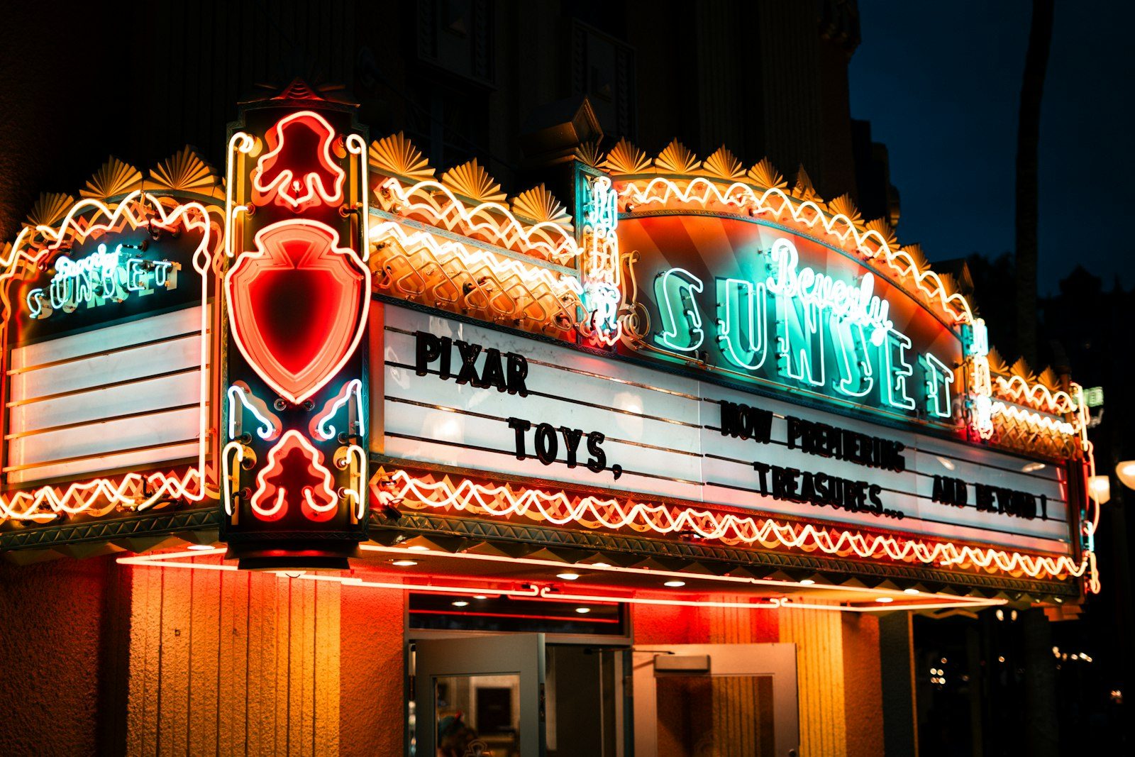 Facade de cinema avec son enseigne lumineuse