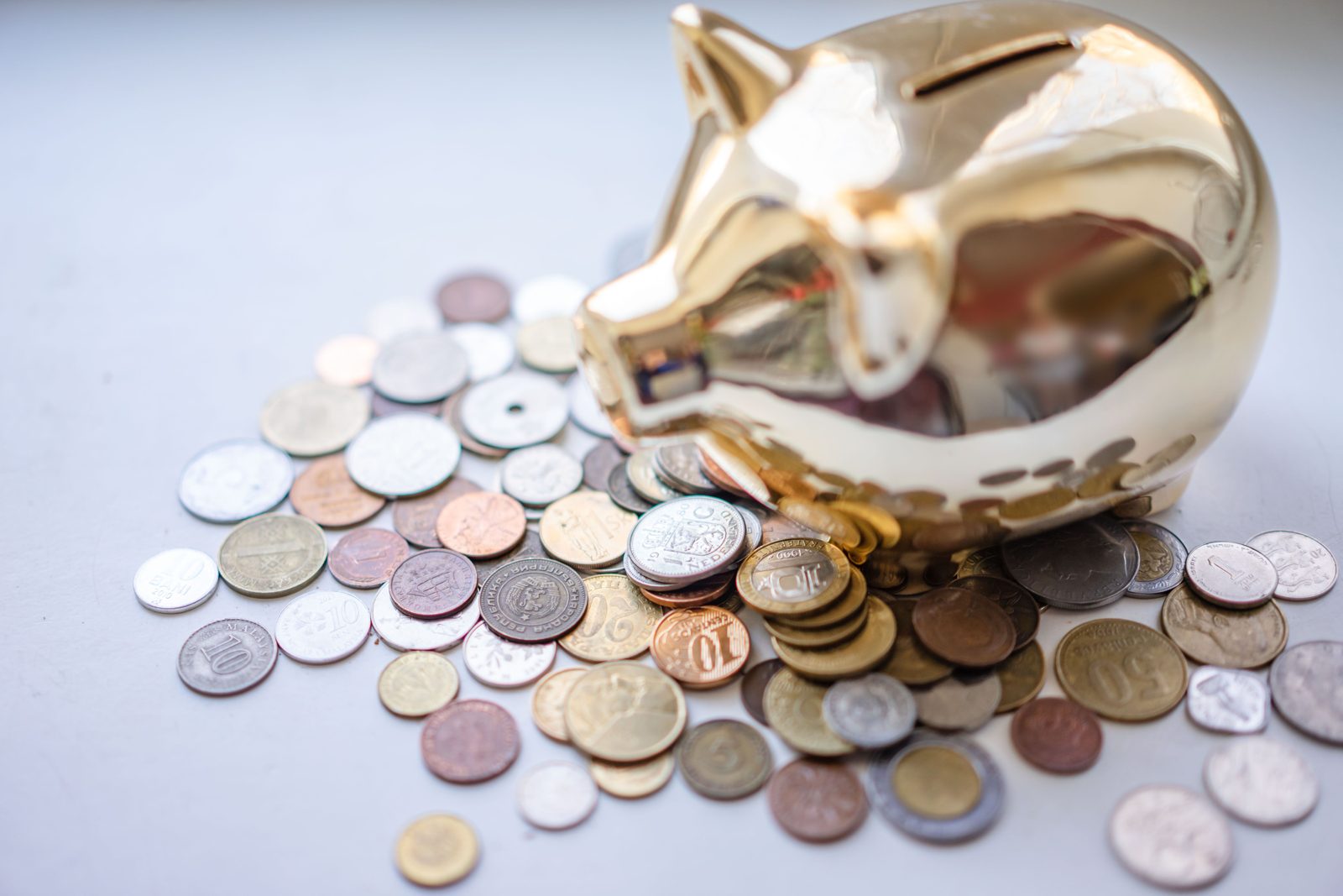 Pièces et billets en euros représentant les économies placées sur un livret