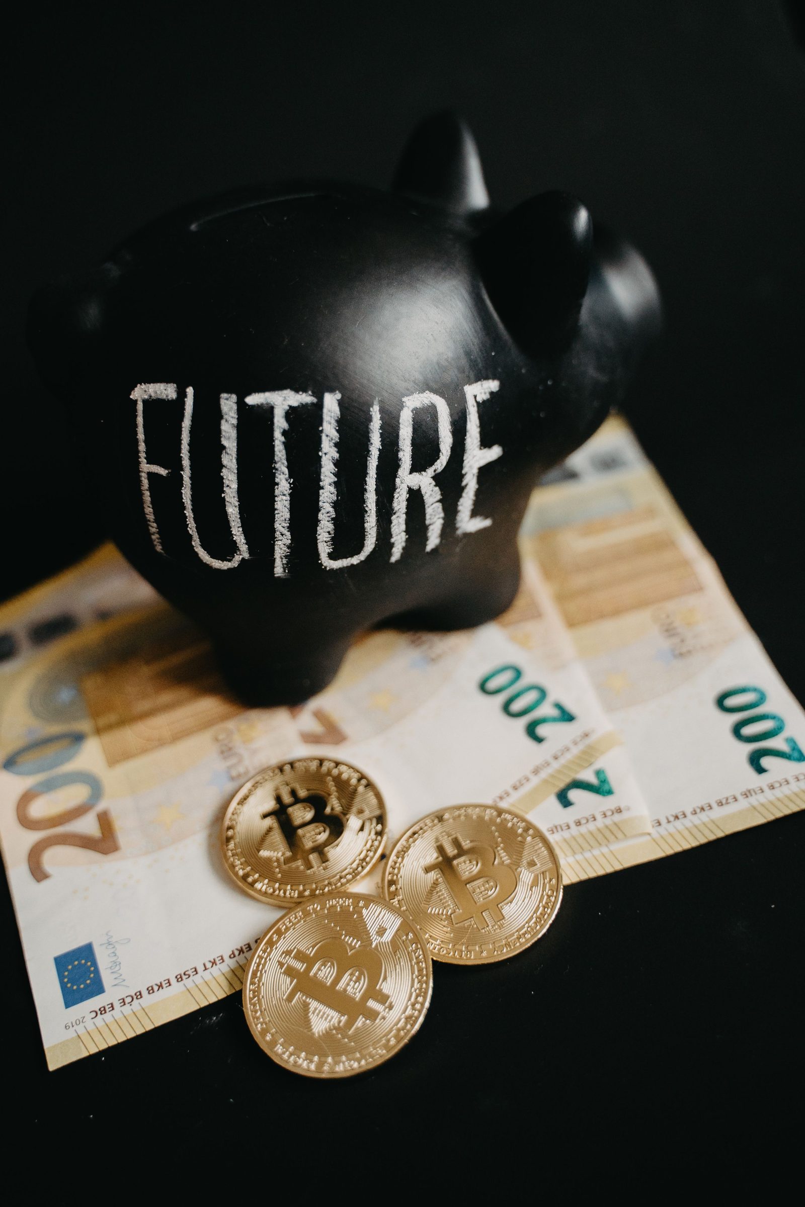 Calcul du budget familial avec une calculatrice et des pièces de monnaie