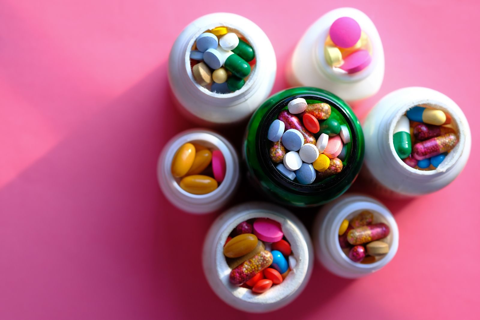 Boites et gelules de medicaments sur une table