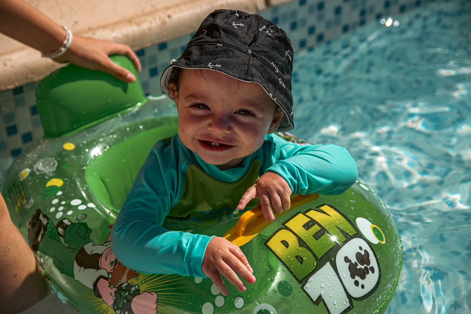 Un jeune enfant equipe dune bouee dans leau