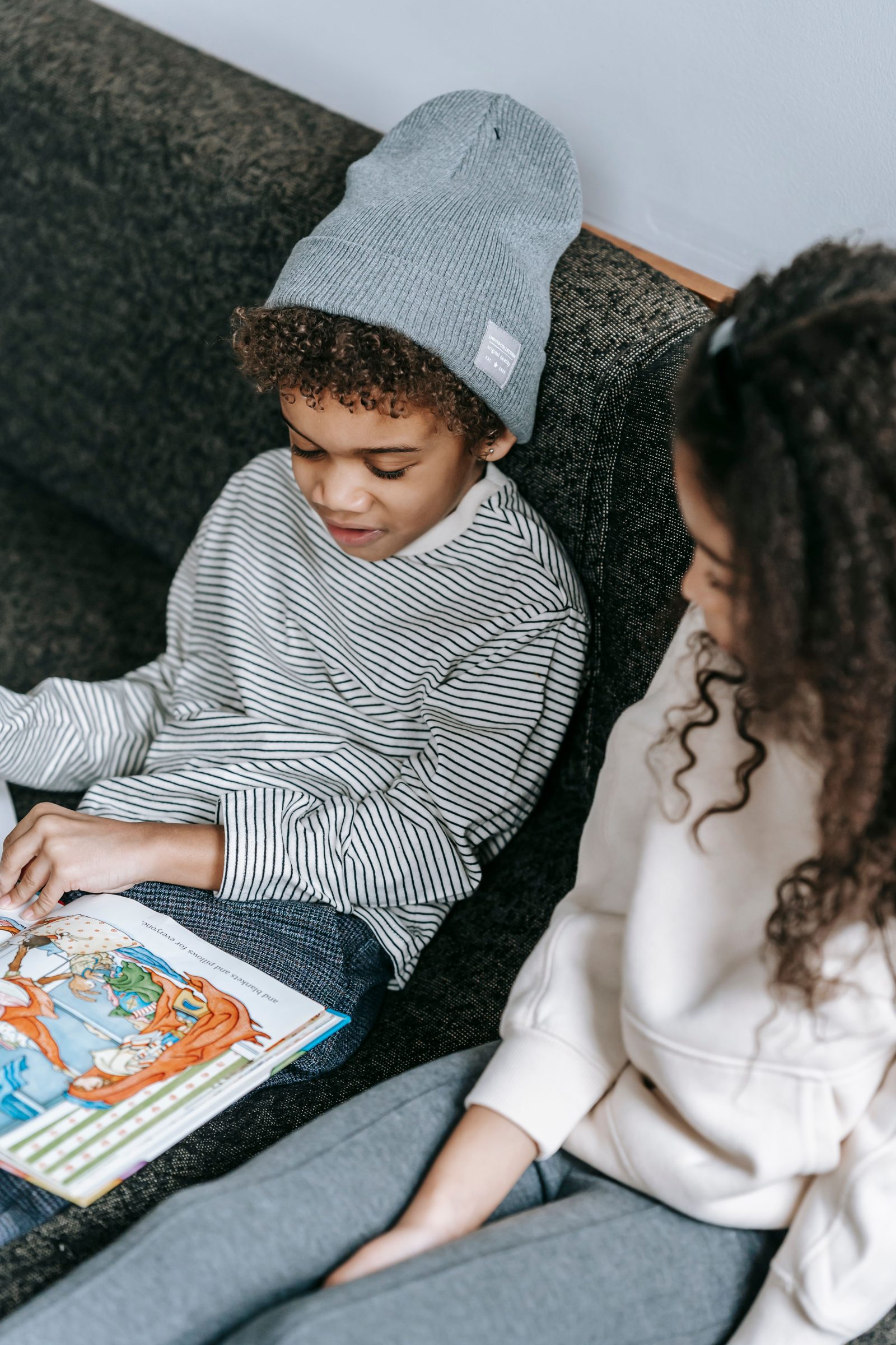 Deux enfants lisent ensemble un livre illustre