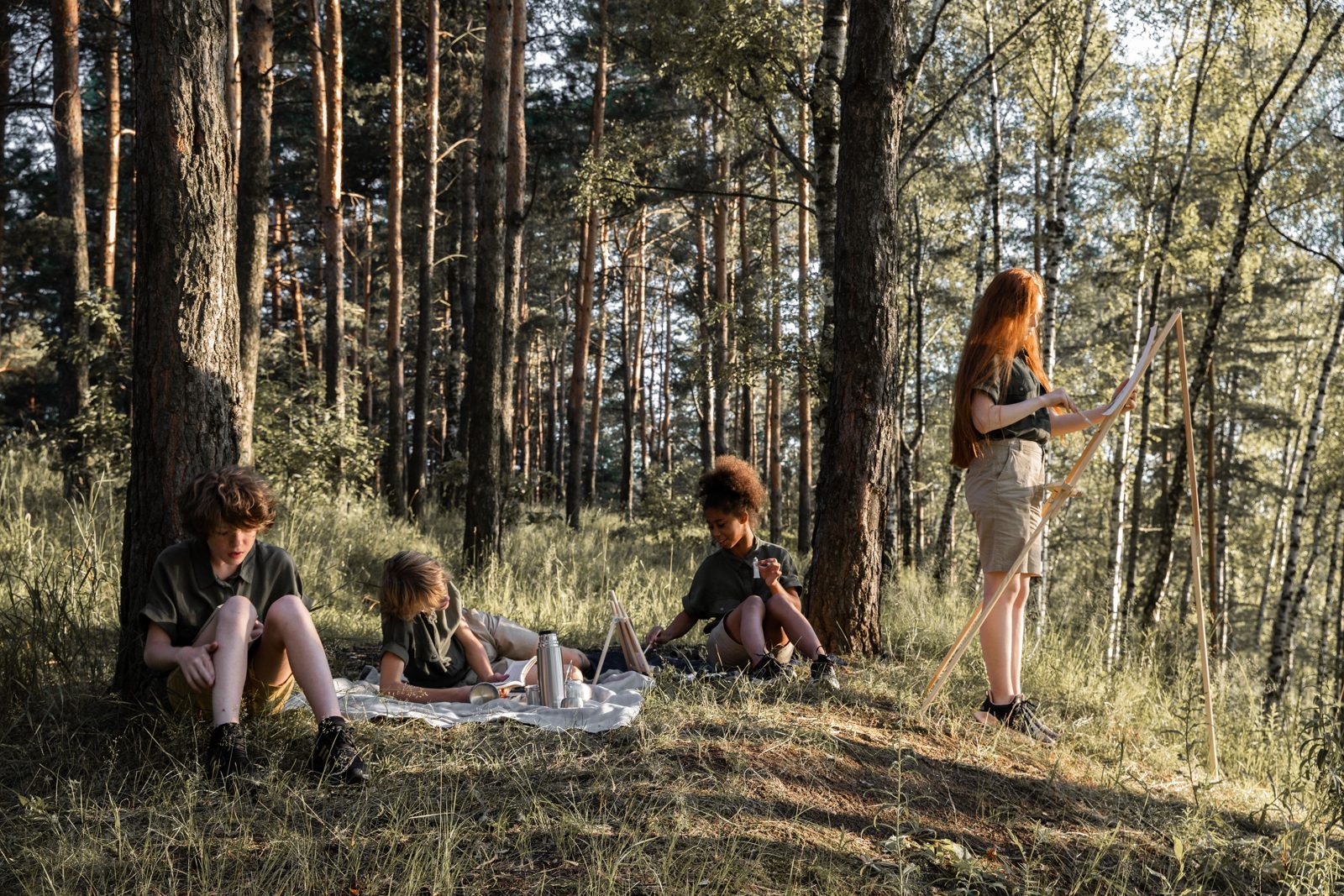 Groupe d enfants en activite de plein air dans une foret lors d un sejour
