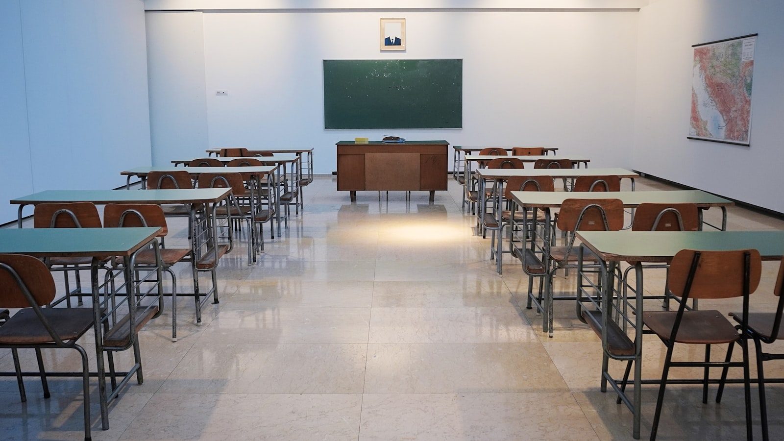 Salle de classe de college vide avec tables et chaises