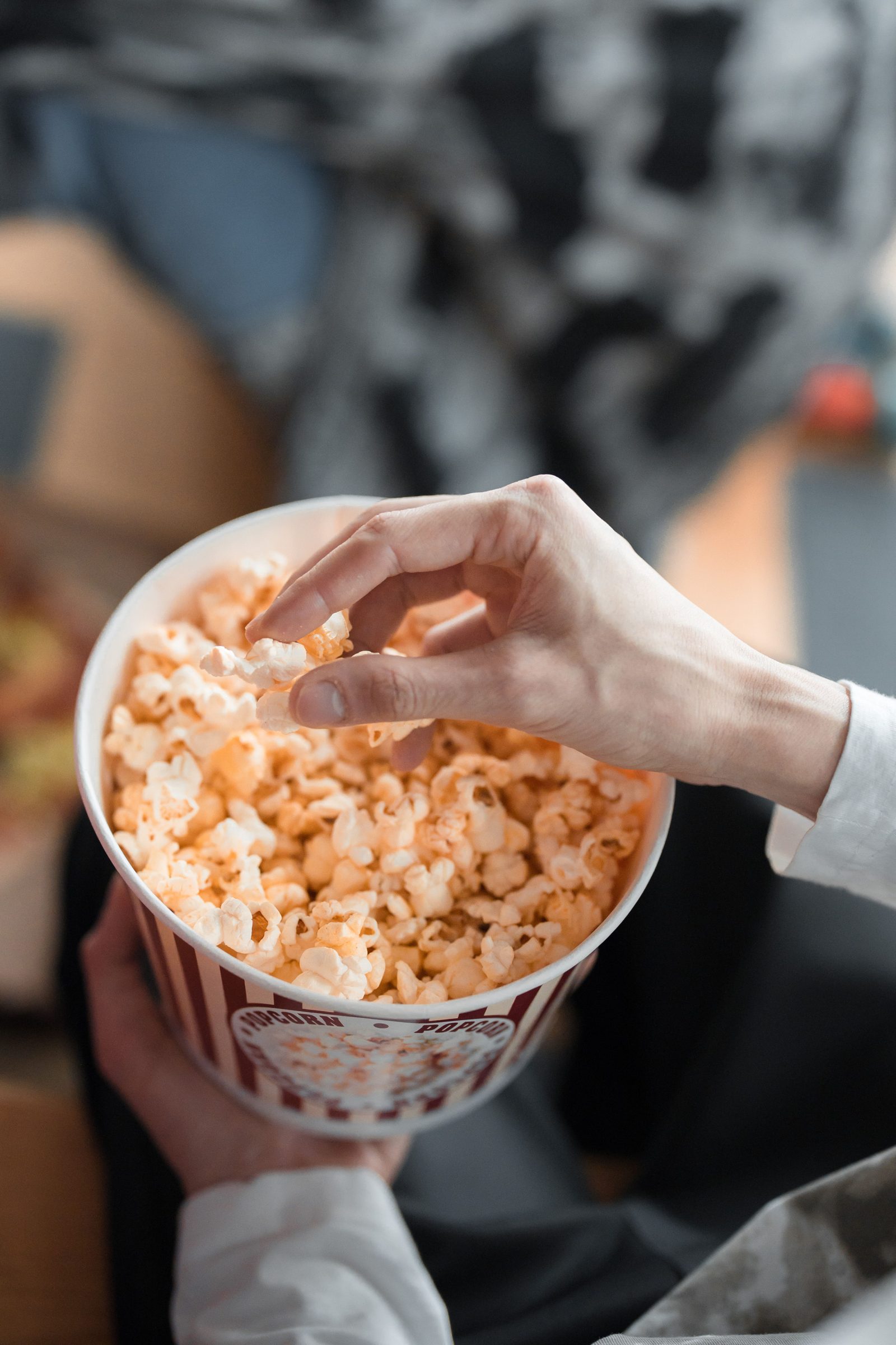 Seau de pop-corn tenu par un spectateur au cinema