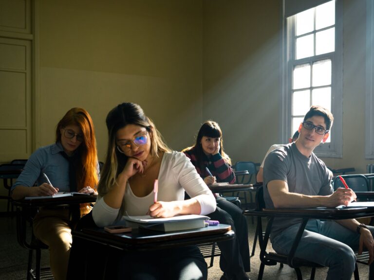Des lycéens travaillent en classe, lumière naturelle