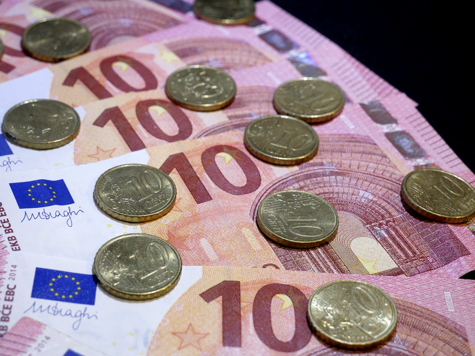 Billets et pièces de dix euros, illustration du complément de revenu versé aux actifs modestes
