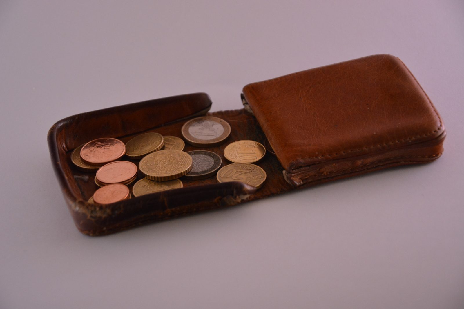 Porte-monnaie et pièces en euros, budget d un foyer modeste