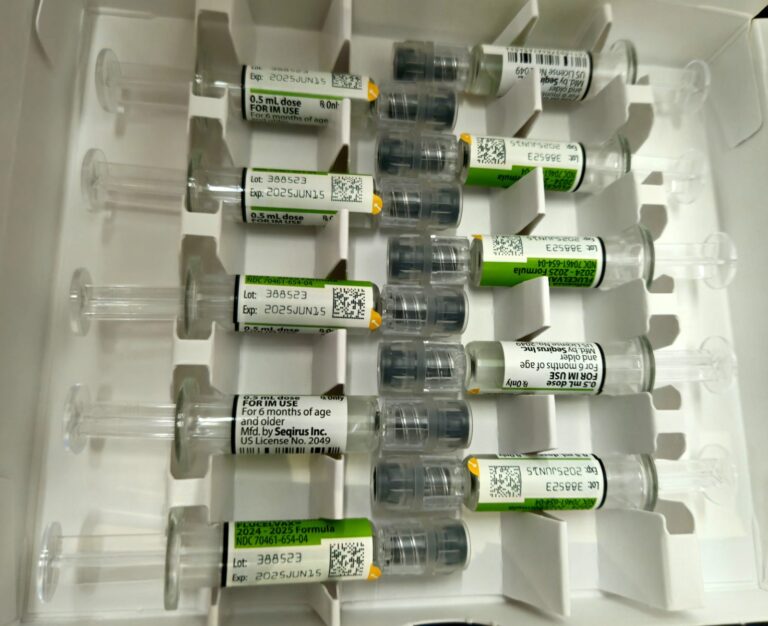 Des seringues de vaccin préremplies alignées, prêtes pour une injection.