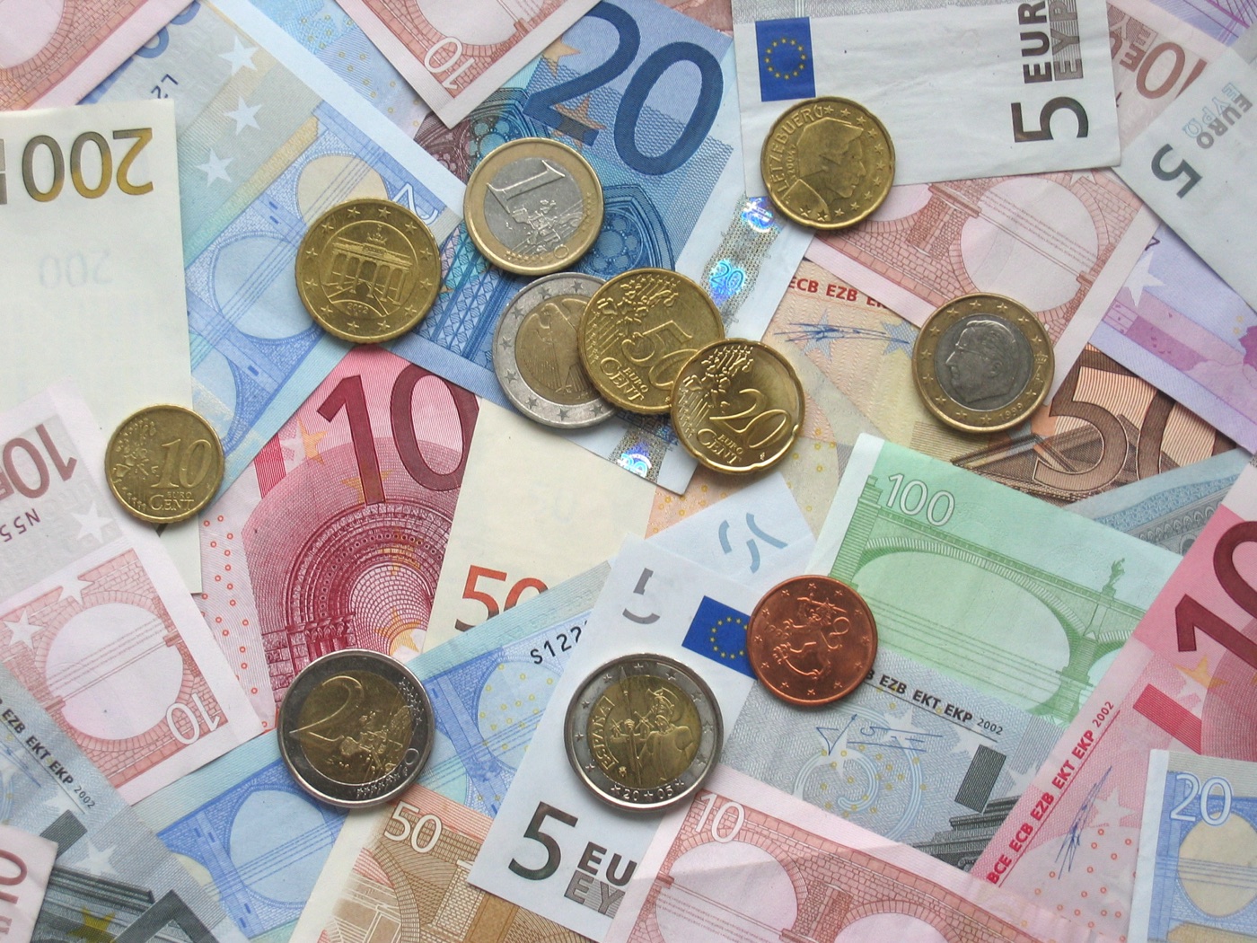 Pièces et billets en euros, illustration du montant de l'allocation de rentrée scolaire