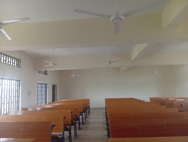 Rangées de tables en bois vides alignées dans une grande salle d'examen