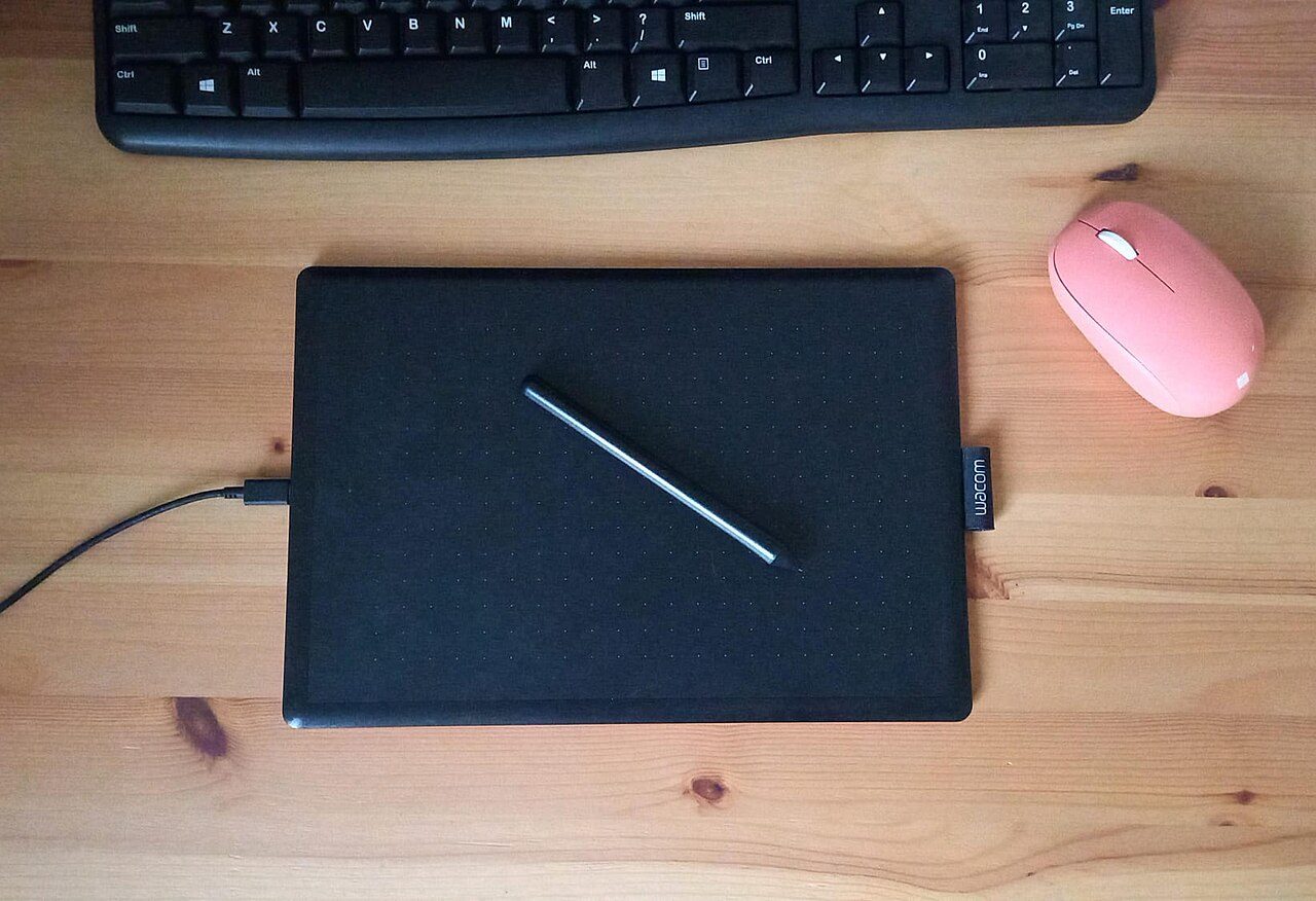 Illustration : une tablette numérique posée sur un plan de travail clair, sans personne visible.