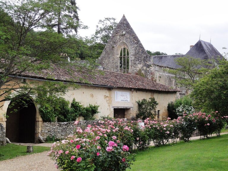 Vue de l'abbaye du Pin a Beruges (Vienne), ancien site monastique classe monument historique, exemple de patrimoine francais ouvert a la visite.