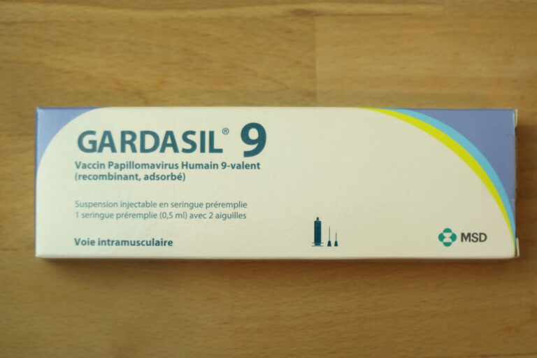 Boîte du vaccin Gardasil 9 utilisé contre les infections à papillomavirus humains (HPV).