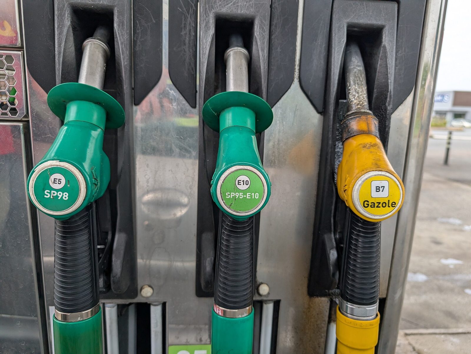 Pistolet de pompe a carburant sur une station-service, illustrant l'aide destinee aux travailleurs qui roulent beaucoup.