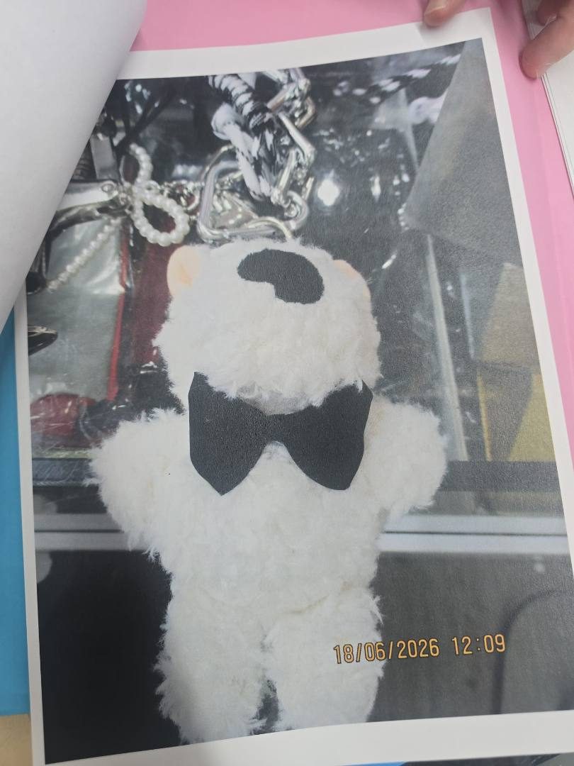 Photo officielle d'un porte-clé peluche en forme d'ourson blanc à lunettes, rappelé pour risque d'étouffement.