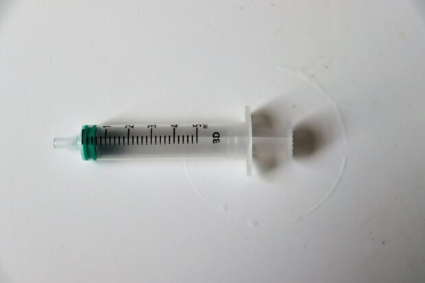 Illustration : une seringue jetable en plastique, symbole de l'immunisation par injection.