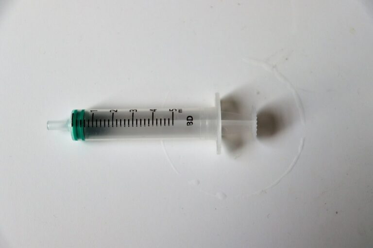 Illustration : une seringue jetable en plastique, symbole de l'immunisation par injection.