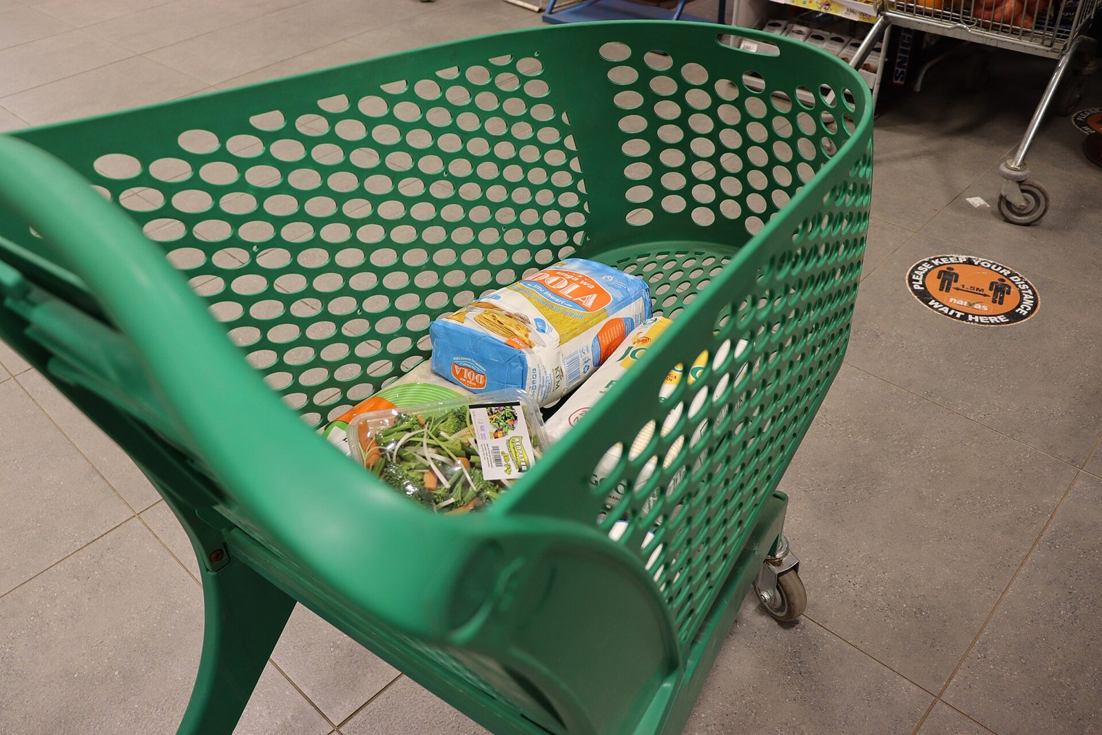 Un caddie de supermarche rempli de courses, illustrant les achats du quotidien des consommateurs.