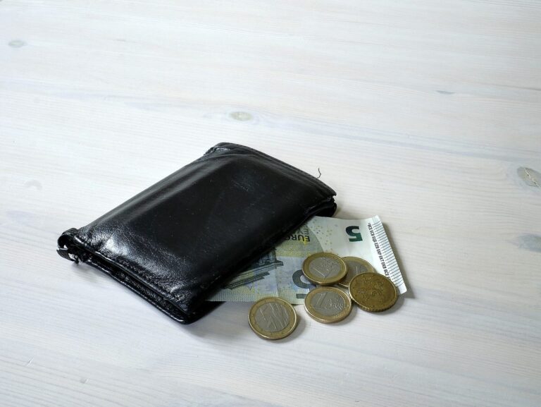 Un portefeuille ouvert contenant des billets et des pieces en euros