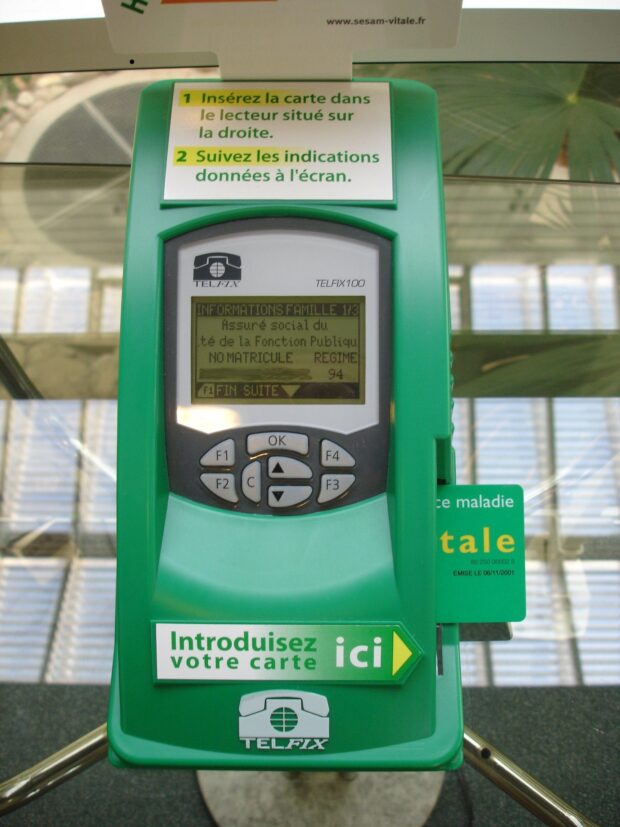 Une borne de mise à jour de carte Vitale installée dans une pharmacie en France.