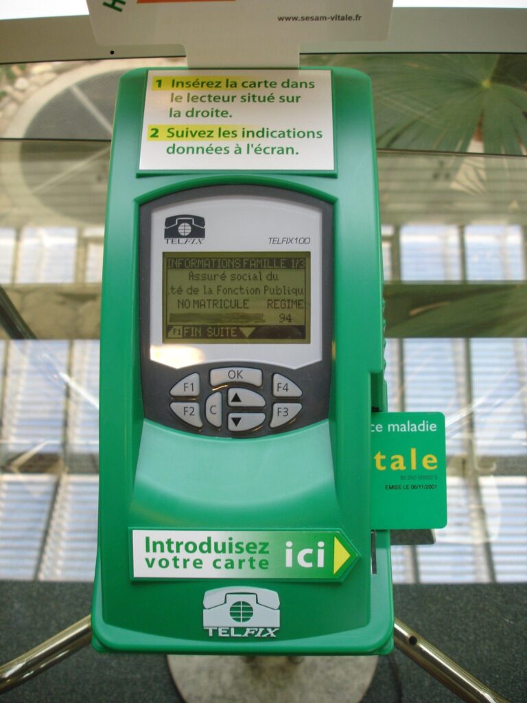 Une borne de mise à jour de carte Vitale installée dans une pharmacie en France.