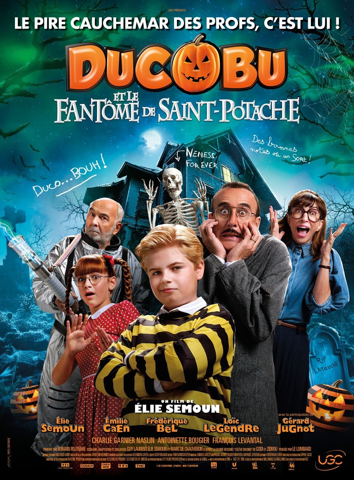 Affiche du film Ducobu et le fantôme de Saint-Potache : Ducobu en pull rayé devant une maison hantée, entouré de Léonie, du professeur Latouche et de ses parents effrayés.