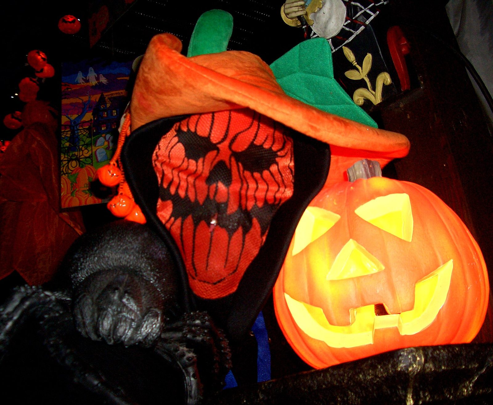 Une citrouille d'Halloween sculptée et illuminée, aux yeux et à la bouche découpés.