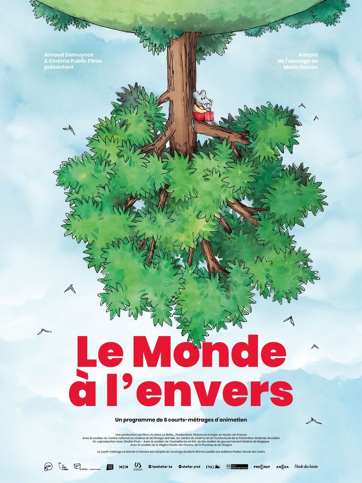 Affiche du programme Le Monde à l’envers : une petite souris assise dans un arbre représenté à l’envers, la cime vers le bas, sur un ciel bleu.
