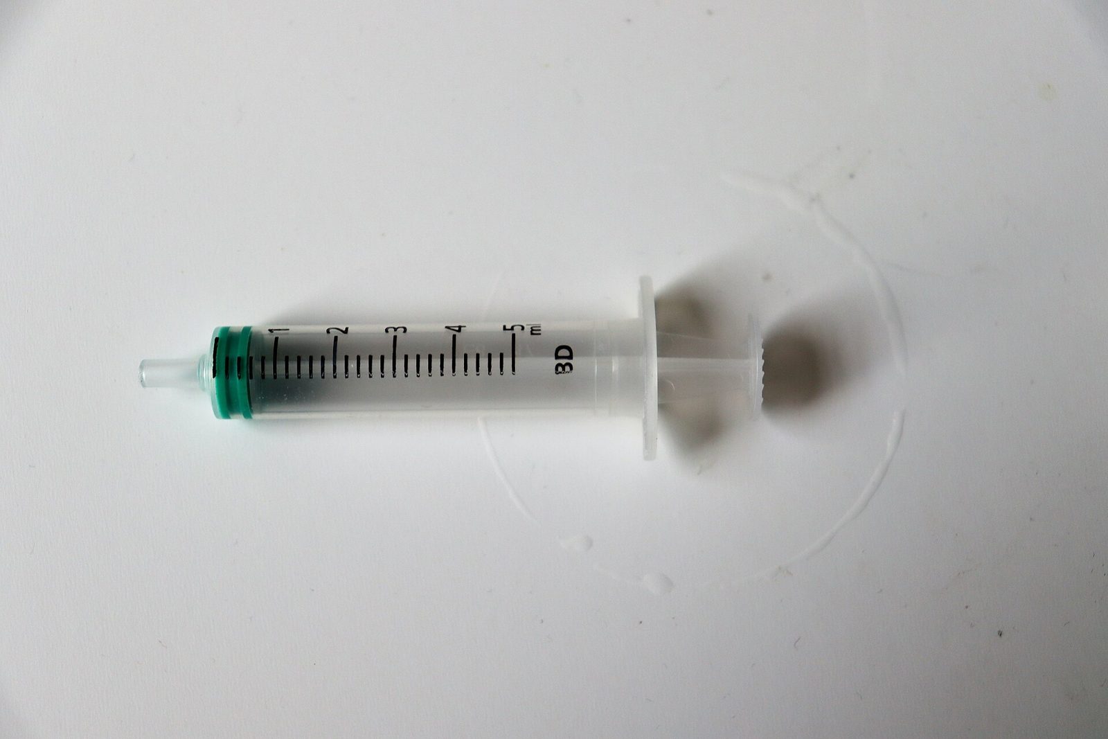 Illustration : une seringue jetable en plastique, symbole de l'immunisation par injection.