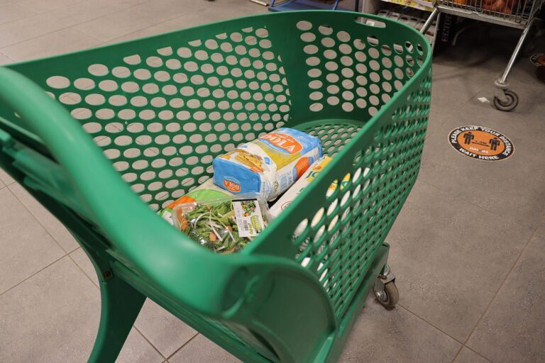 Un caddie de supermarche rempli de courses, illustrant les achats du quotidien des consommateurs.