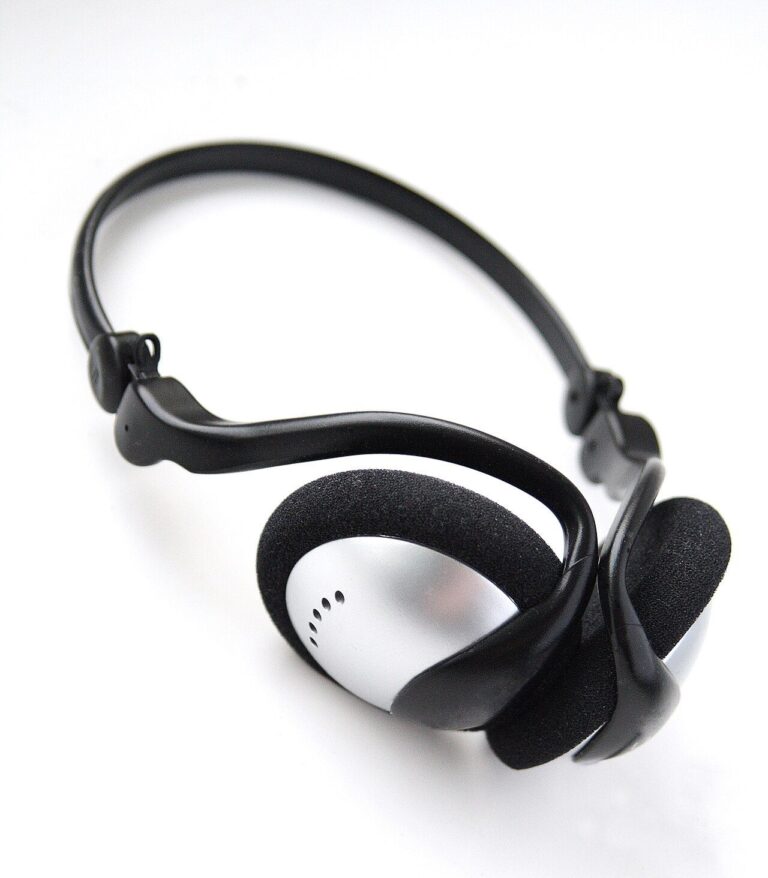 Un casque audio supra-auriculaire noir et argent pose sur un fond blanc