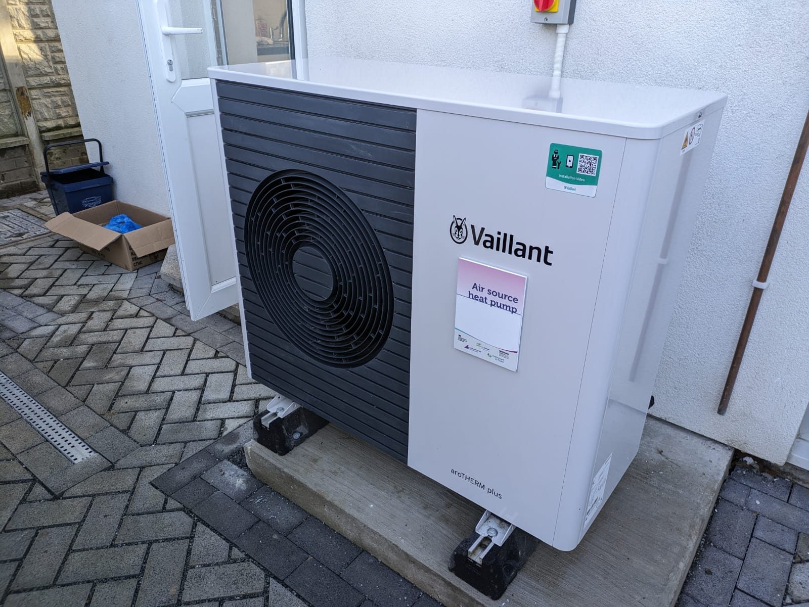 Pompe à chaleur air-eau installée à l'extérieur d'une maison individuelle