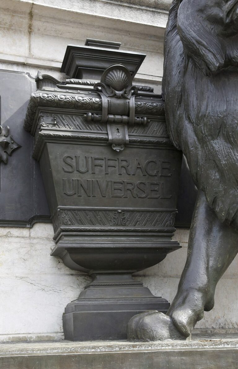 Détail d'un monument au suffrage universel : une urne de vote en bronze gravée « Suffrage universel ».