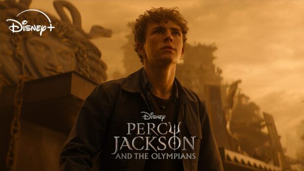 Image officielle de la saison 3 de la serie Percy Jackson et les Olympiens, avec Percy devant des ruines, logo Disney+