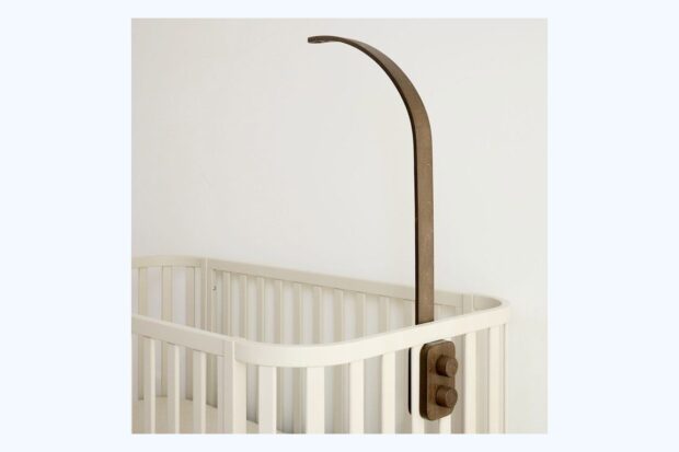 Support de mobile pour berceau en bois de la marque Petite Amelie, concerne par un rappel en octobre 2026.