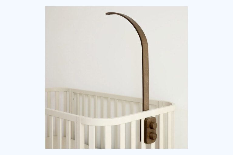 Support de mobile pour berceau en bois de la marque Petite Amelie, concerne par un rappel en octobre 2026.